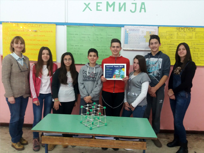 Екипа школе са моделом